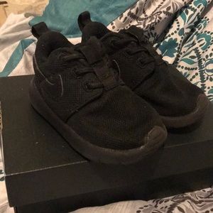 Nike roshe run , size 5c